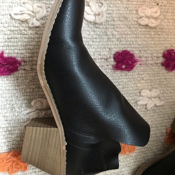 Universal Thread Booties - Picture 7 of 8